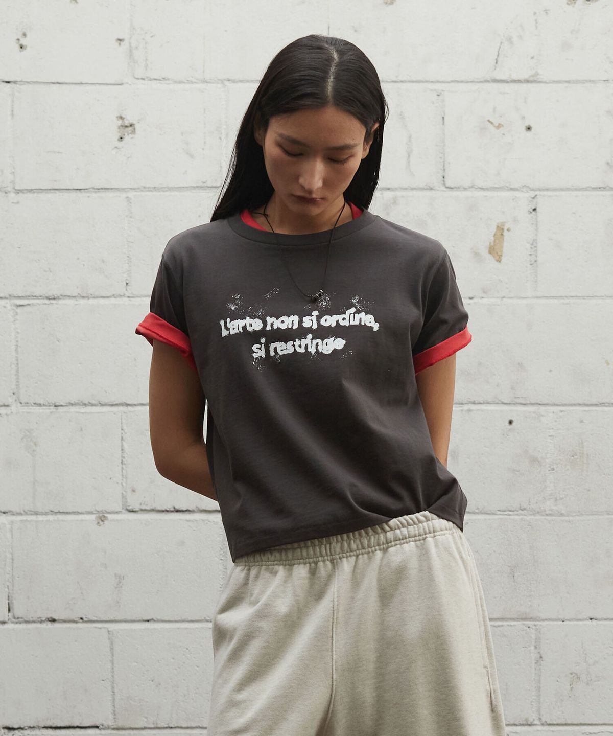 크래키(KRAKKI) [Women] Paint Logo Crop Tee_Charcoal [KR265PWT463]