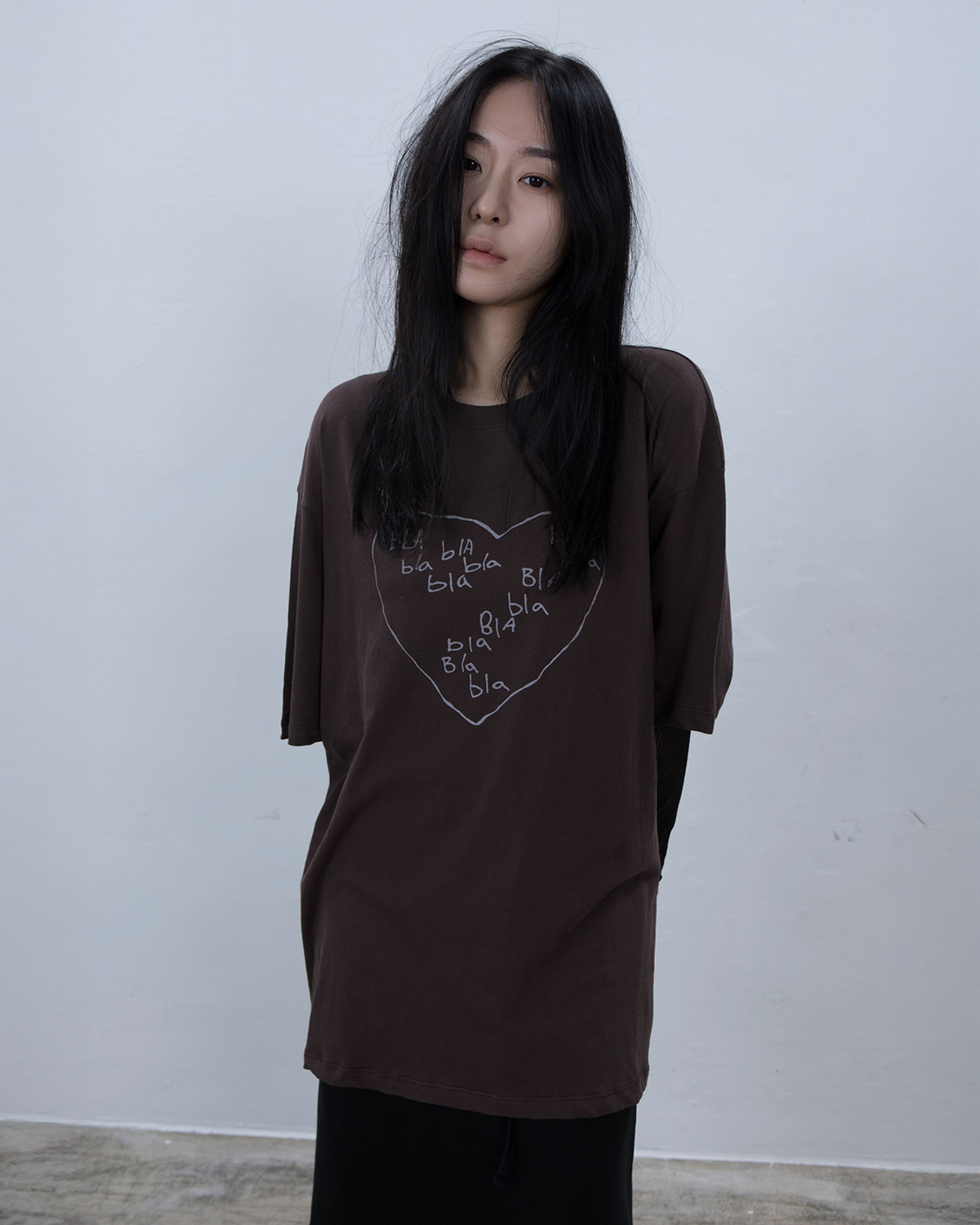 요키토키(YOKI TOKI) BLA BLA HEART OVER FIT T-SHIRT [Brown]