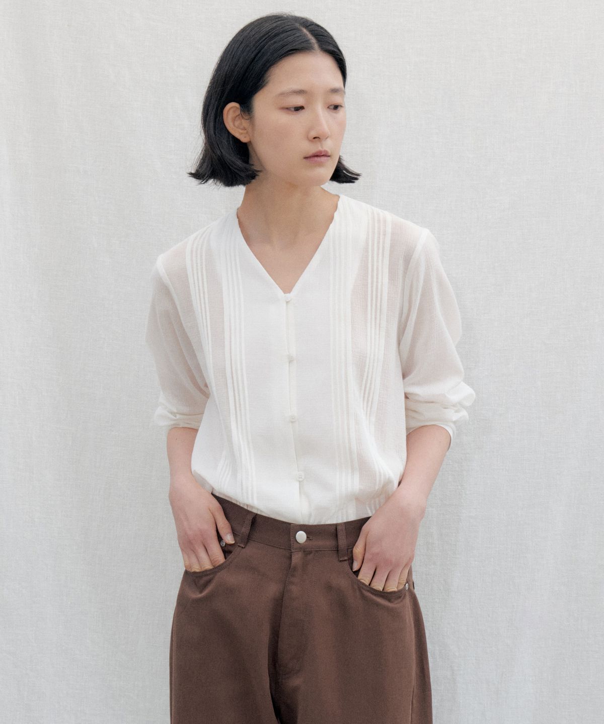 스텝어라운드(STEP AROUND) Soft Pintuck V-Neck Blouse_IVORY