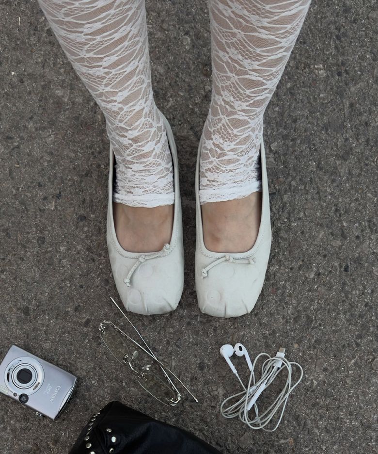 DOT SQUARE FLATS-LIGHT GRAY