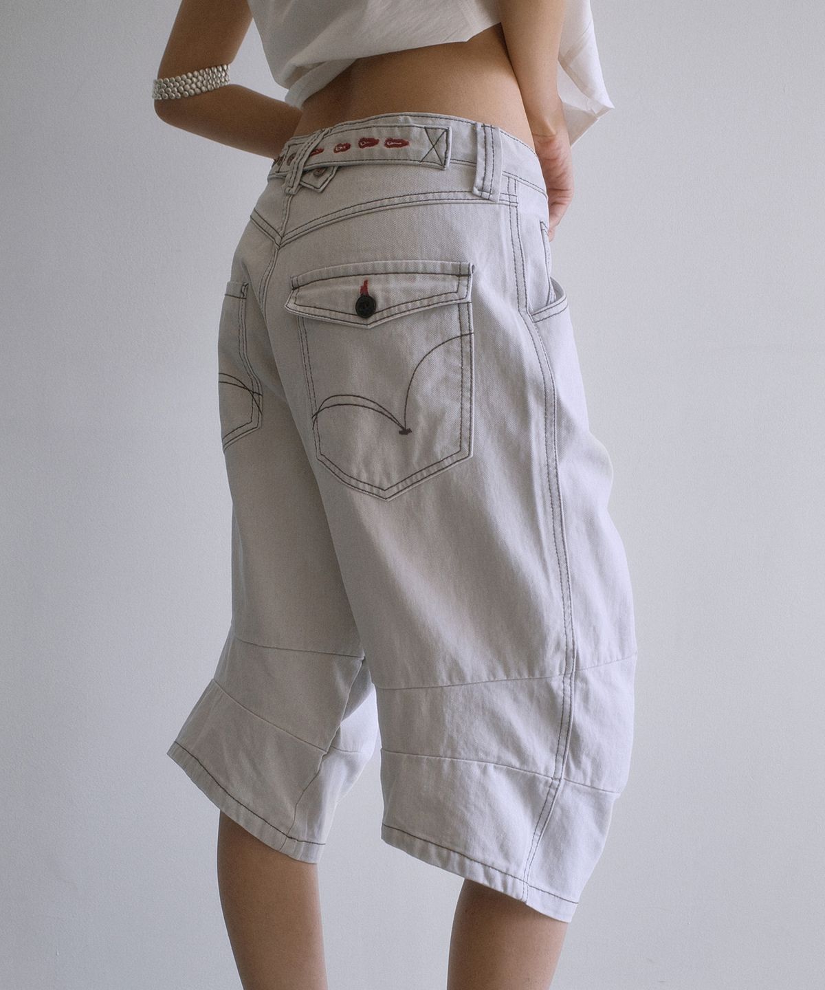 포르테나(PORTERNA) CINCH BACK STITCH BERMUDA PANTS-IVORY