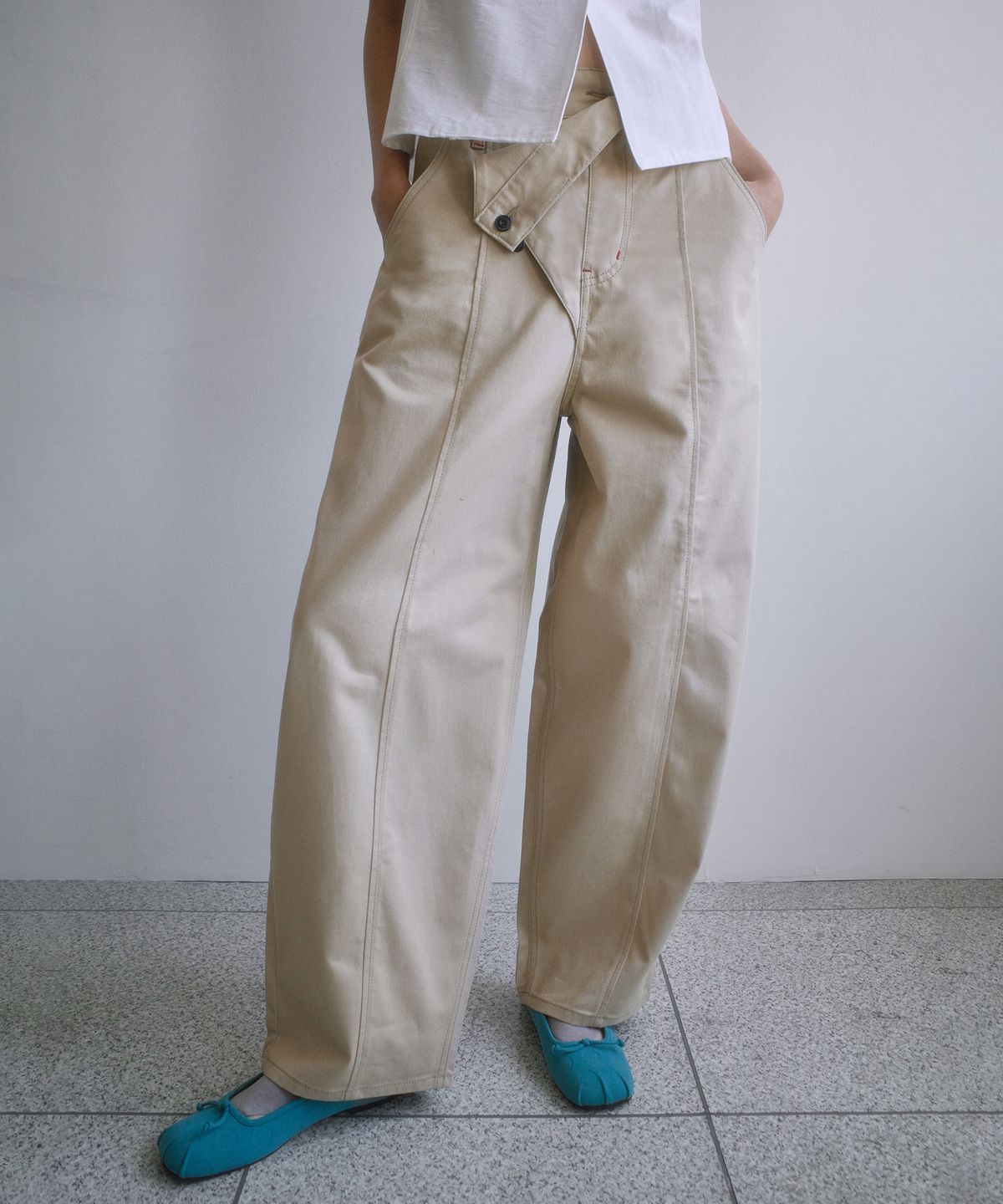 포르테나(PORTERNA) WRAP CURVED COTTON TROUSER-BEIGE