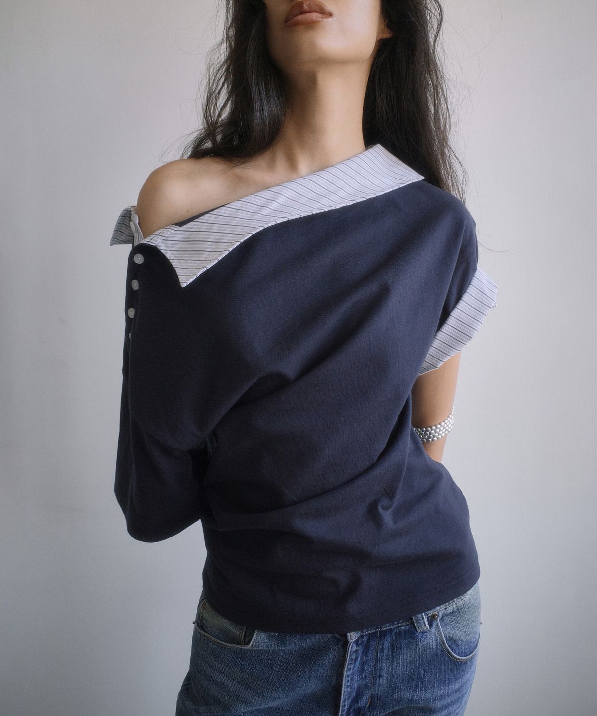 포르테나(PORTERNA) OFF-SHOULDER SHIRT LAYERED UNBALANCED T-SHIRT-NAVY