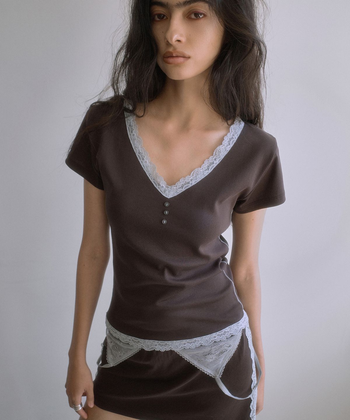 포르테나(PORTERNA) LACE TRIM V-NECK T-SHIRT-BROWN