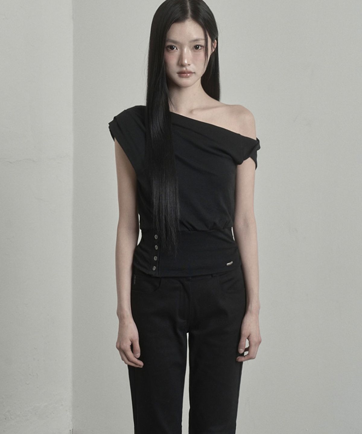 이네기(INEGI) Waist-Shaped Button Top (black)
