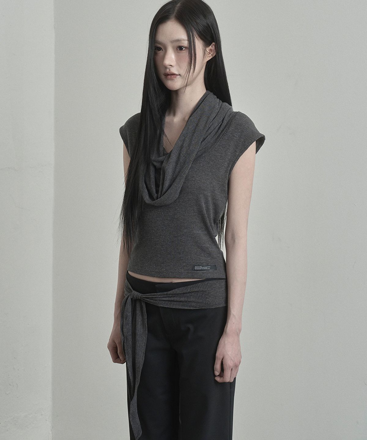 이네기(INEGI) Cowl Off Tie Top (charcoal)