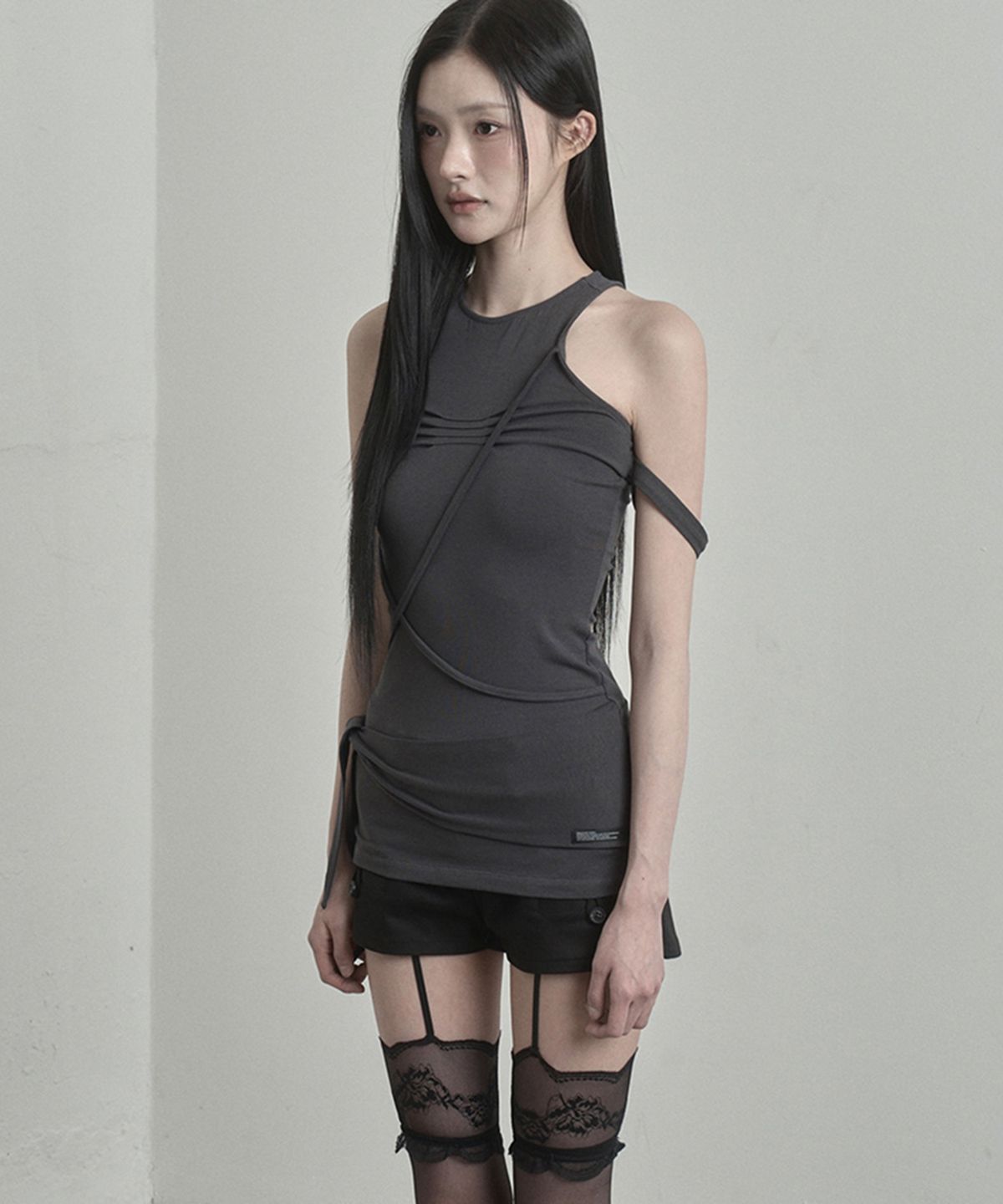이네기(INEGI) Contour Cross Strap Top (charcoal)