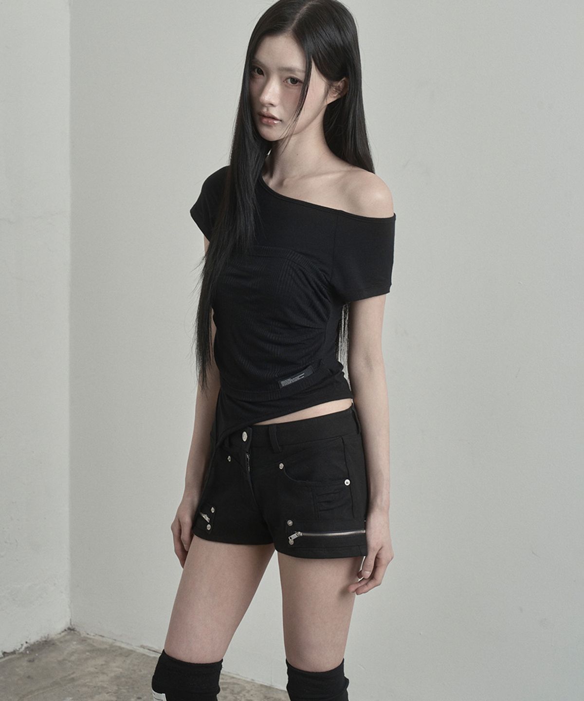 이네기(INEGI) Duple Layered One Shoulder Top (black)