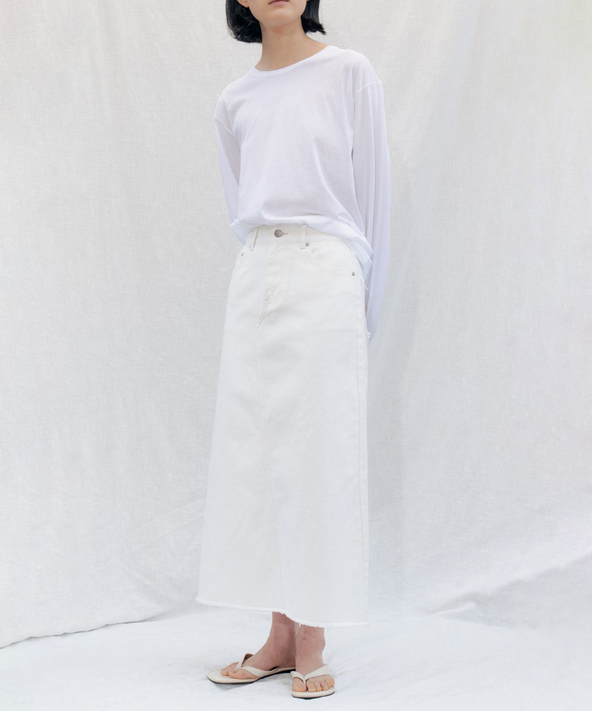 스텝어라운드(STEP AROUND) Edge Cutting Denim Skirt_WHITE