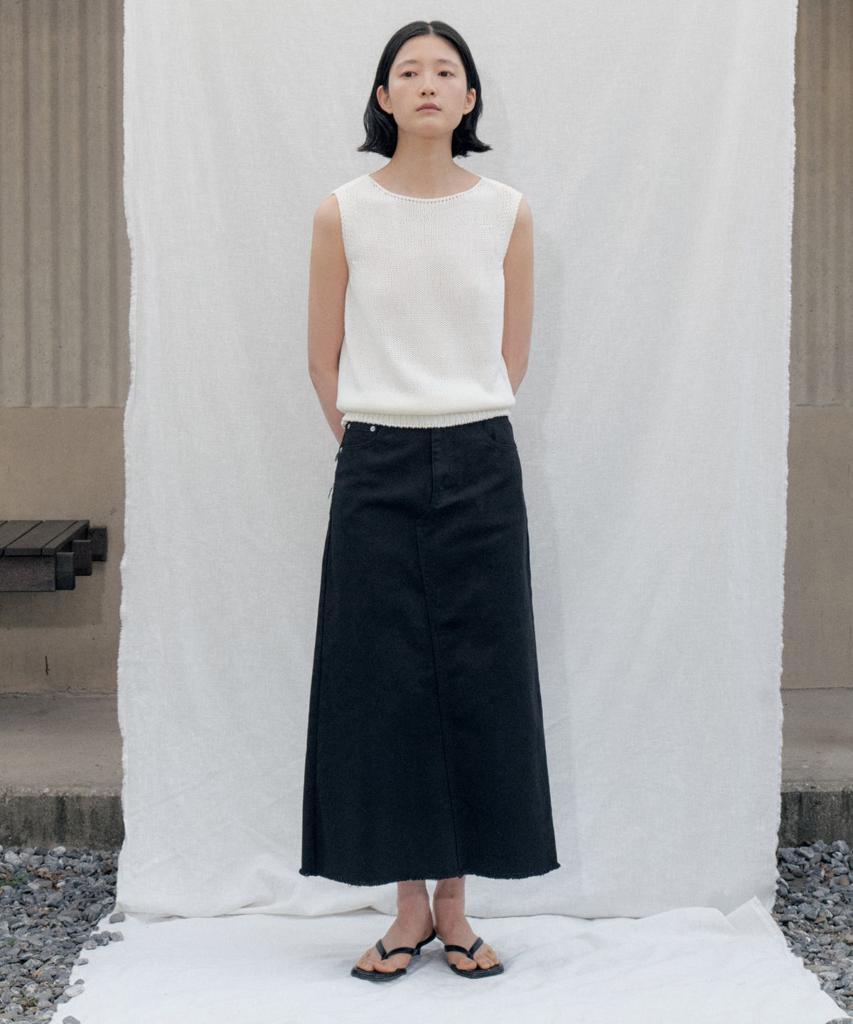 스텝어라운드(STEP AROUND) Edge Cutting Denim Skirt_BLACK