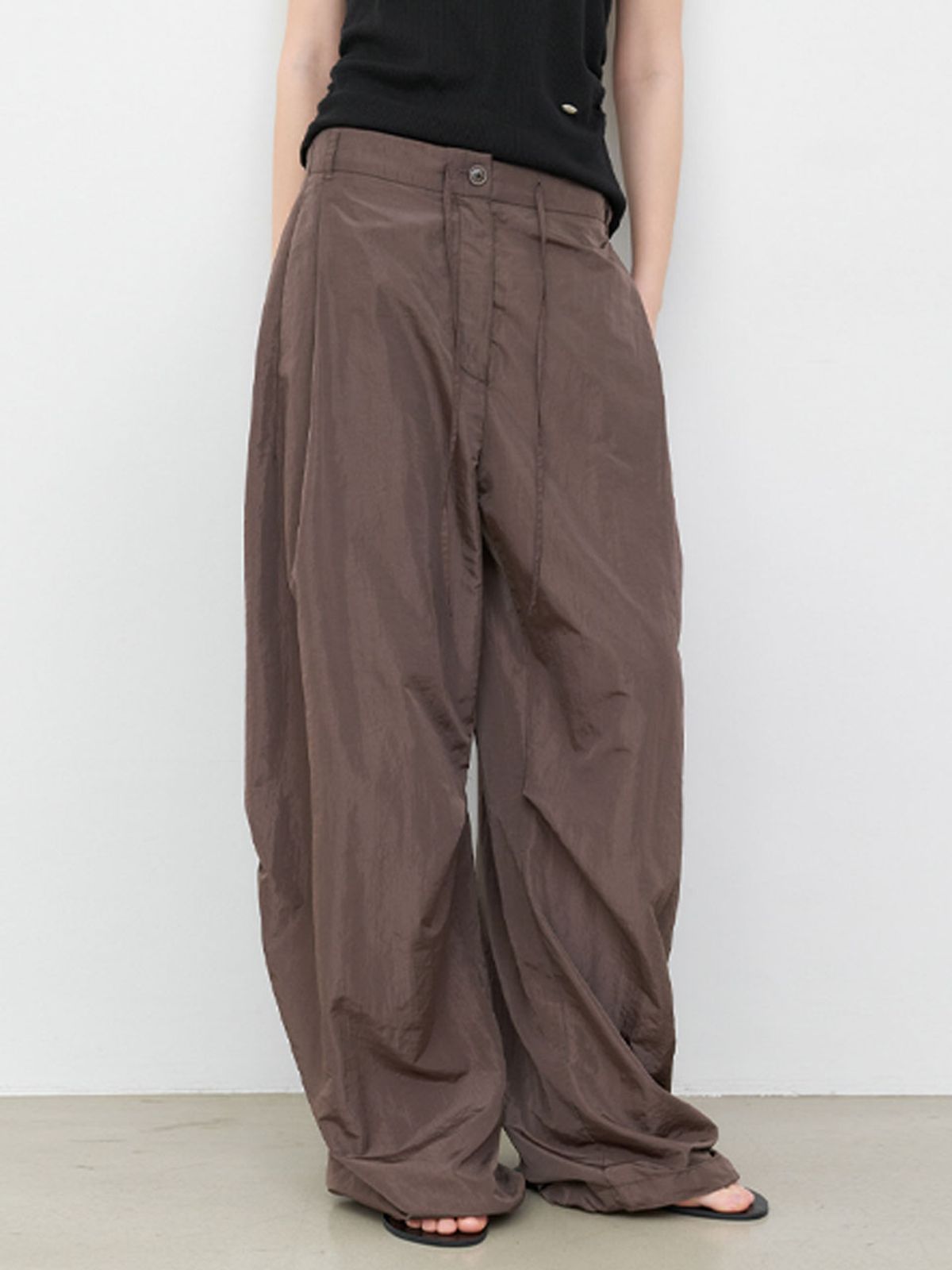 아틀리에 나인(ATELIER NAIN) YU TUCK CURVED BANDING NYLON PANTS (PT-5798)