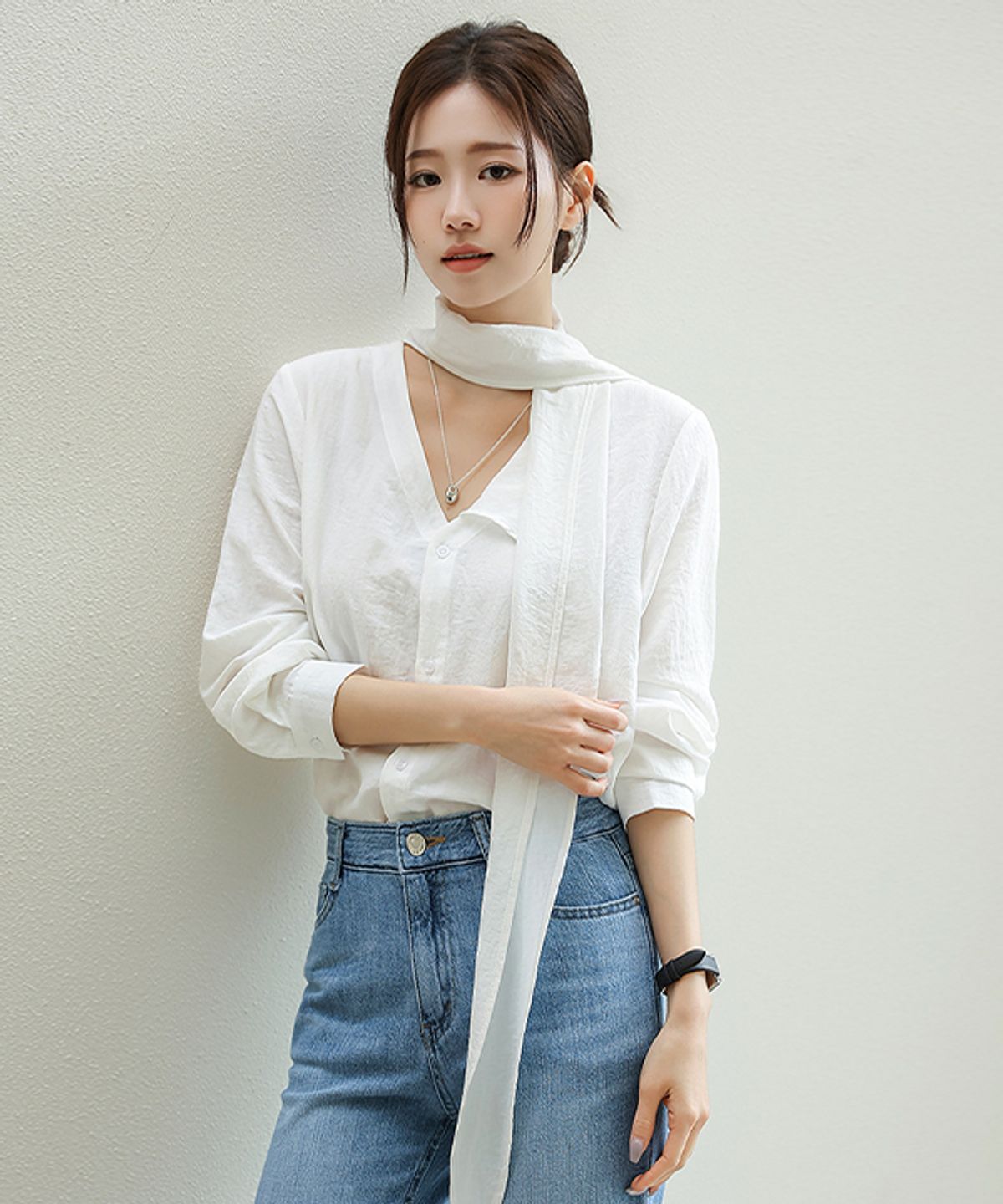 프렌치시크(FRENCHCHIC) 리에 브이넥 타이 블라우스_F6S434BL