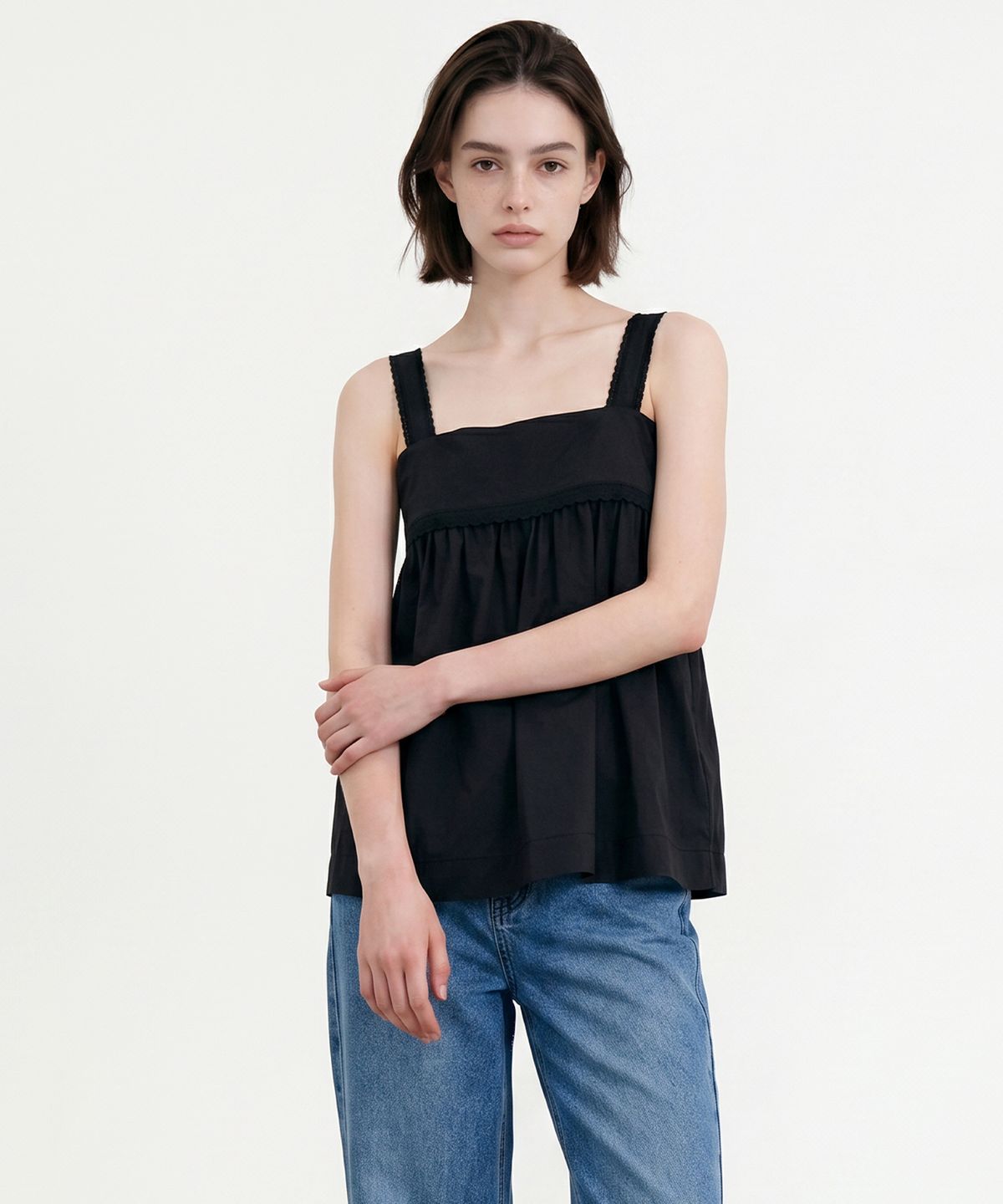 룩캐스트(LOOKAST) 조이 코튼 레이스 슬리브리스 블라우스_블랙 / JOY COTTON LACE SLEEVELESS BLOUSE_BLACK