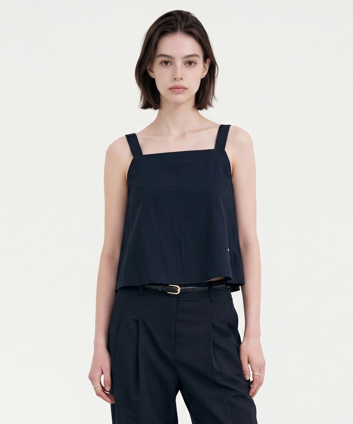 룩캐스트(LOOKAST) 미렐르 턱 디테일 슬리브리스 탑_네이비 / MIRELLE TUCKED SLEEVELESS TOP_NAVY