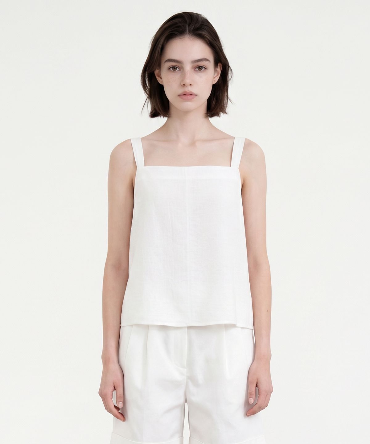 룩캐스트(LOOKAST) 미렐르 턱 디테일 슬리브리스 탑_아이보리 / MIRELLE TUCKED SLEEVELESS TOP_IVORY