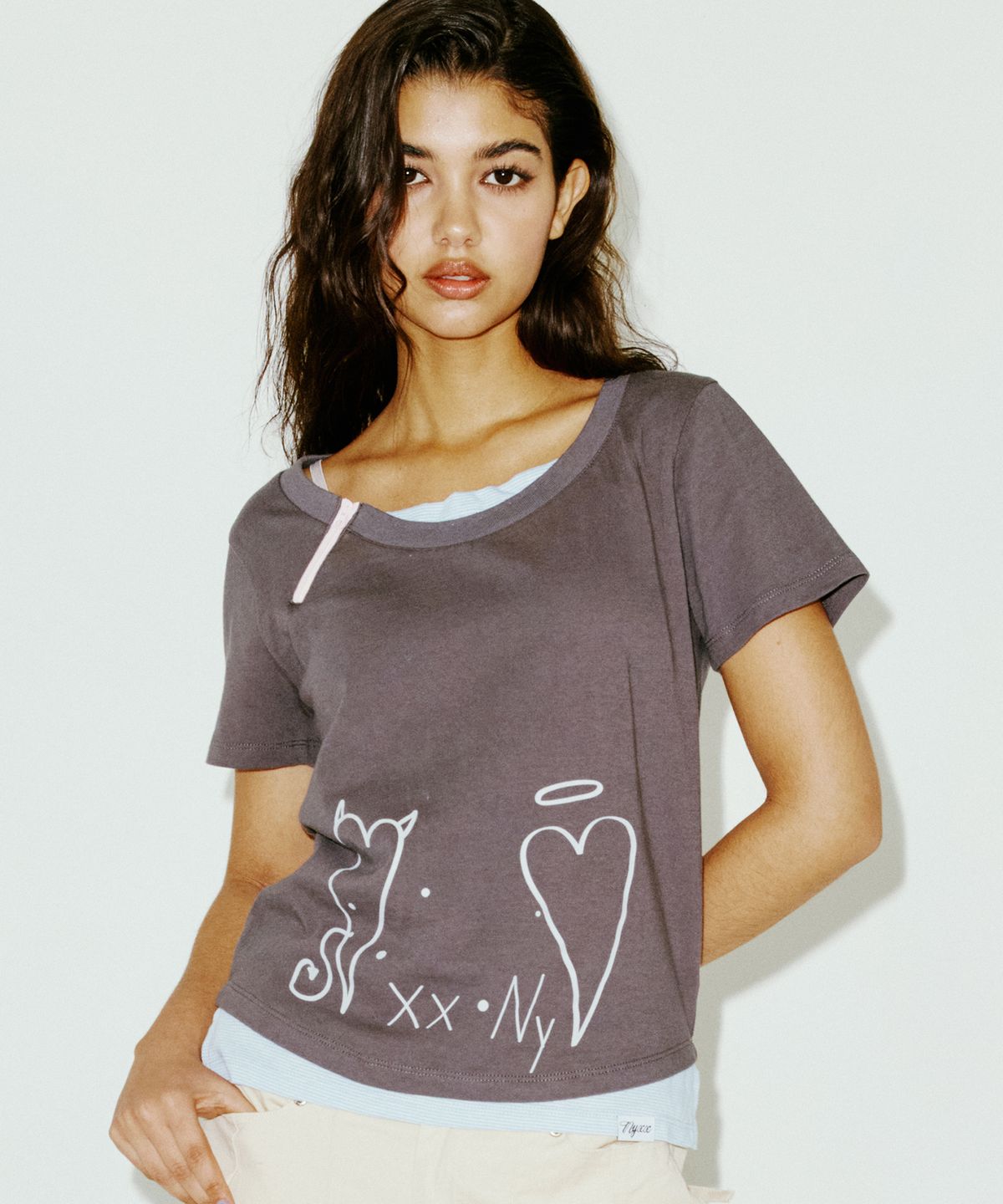 엔와이엑스엑스(NYXX) ZIPPER HEART TEE CHARCOAL