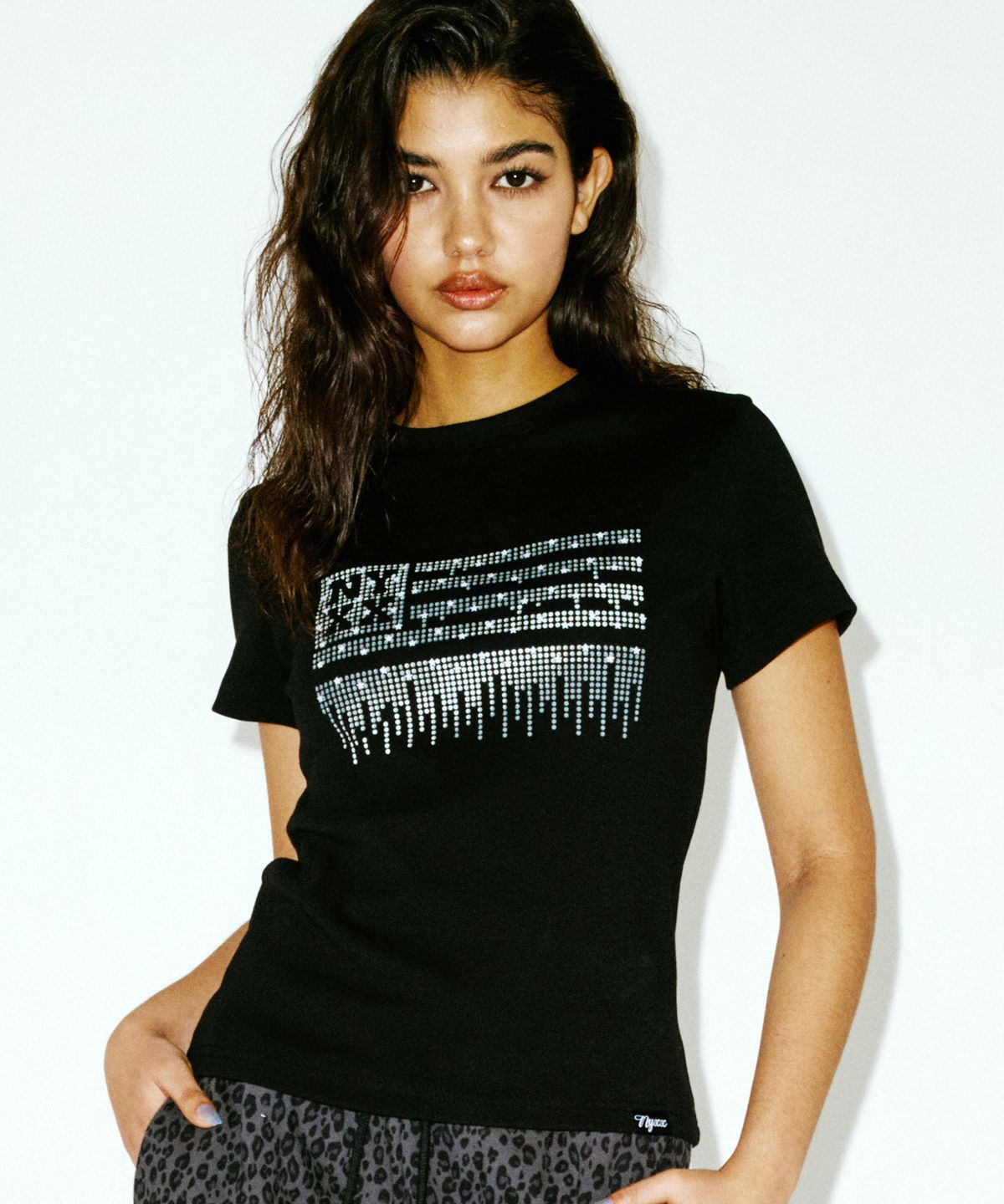 엔와이엑스엑스(NYXX) METAL NYX FLAG TEE BLACK