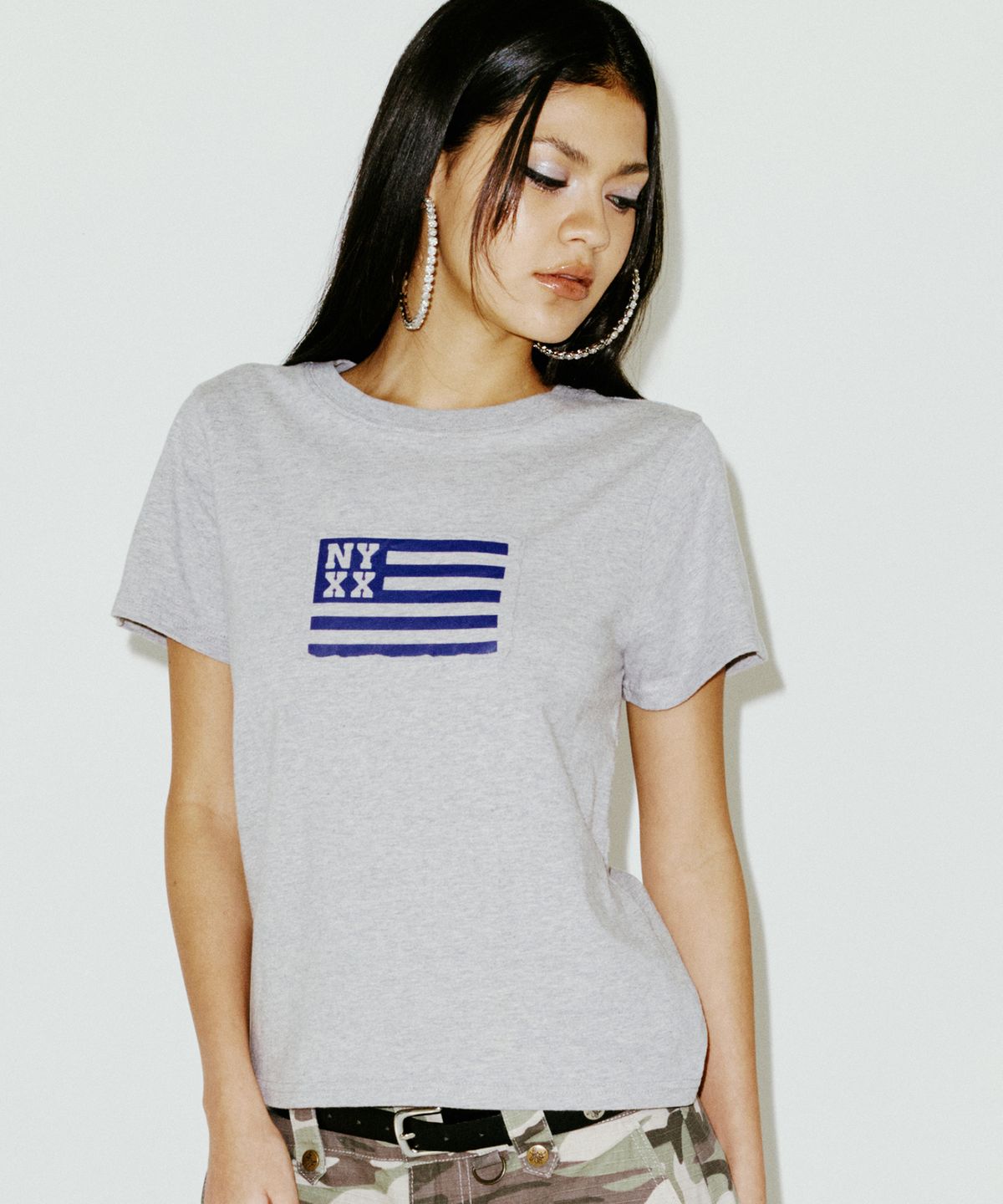 엔와이엑스엑스(NYXX) NYX FLAG APLIQUE TEE GREY