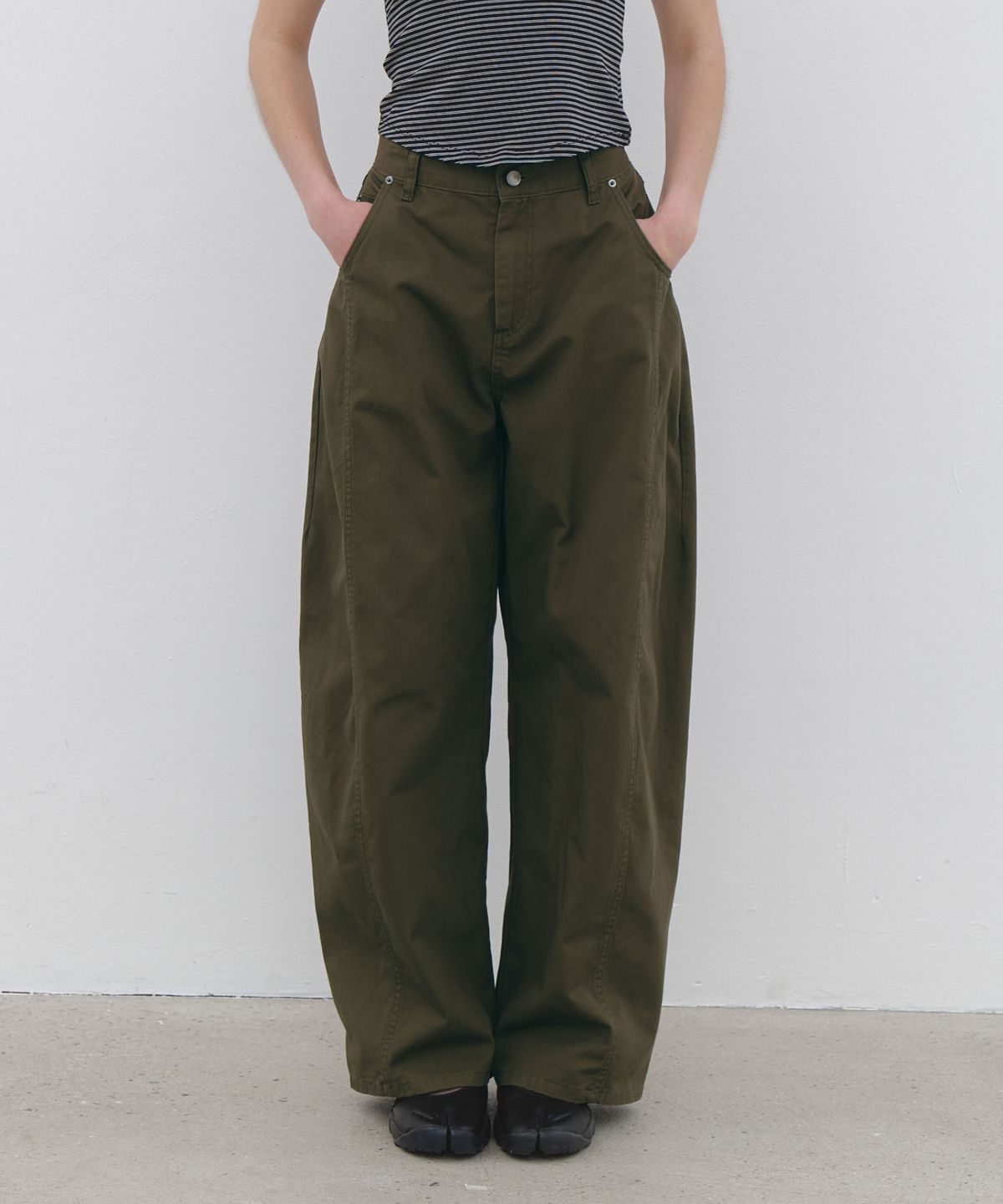클루니(CLUNY) Volume Curved Wide Cotton Pants - khaki