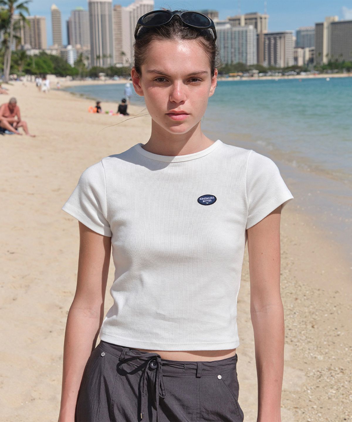 썸웨어버터(SOMEWHEREBUTTER) Cost Wappen Top - Ivory