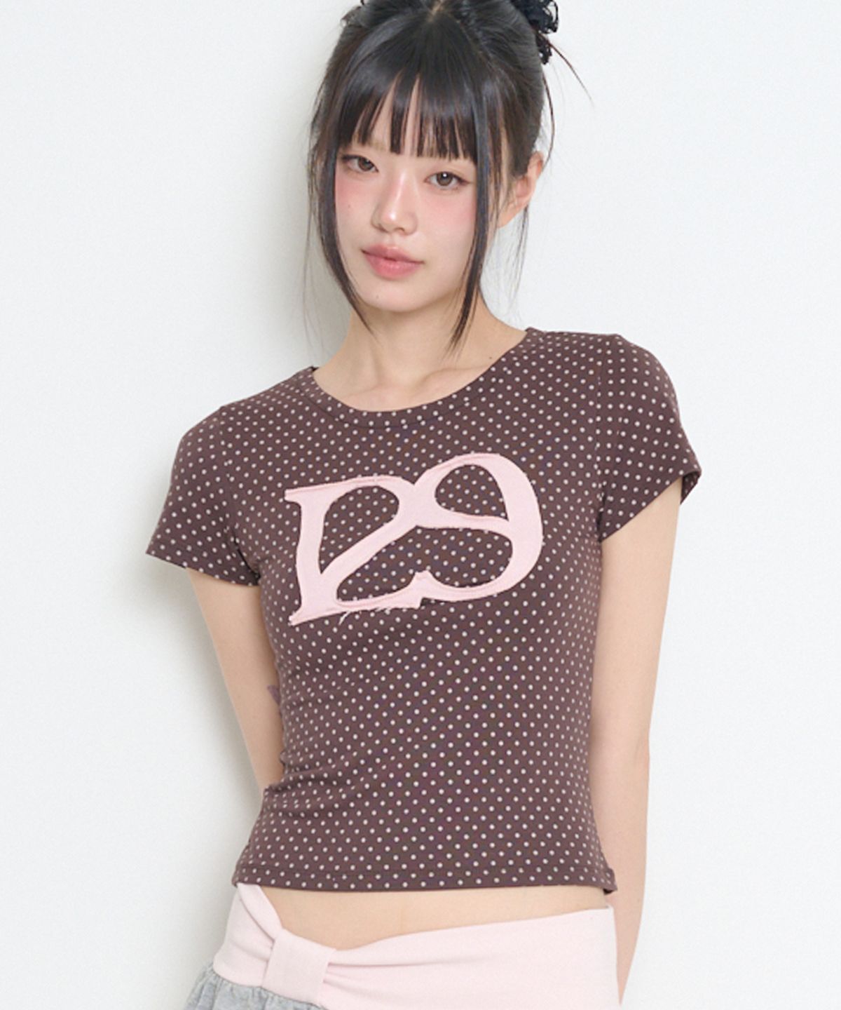 MUSINSA公式 | ILLIGO 129ロゴパッチフィッテッドTシャツブラウンドット
