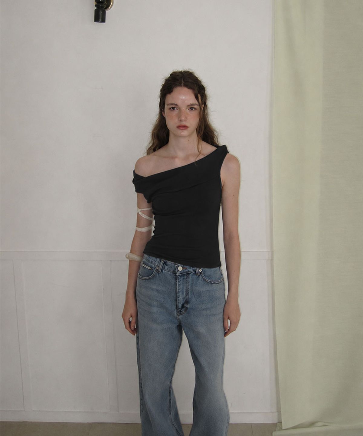 어패럴아카이브(APPAREL ARCHIVE) Riley off-shoulder t-shirt - Black