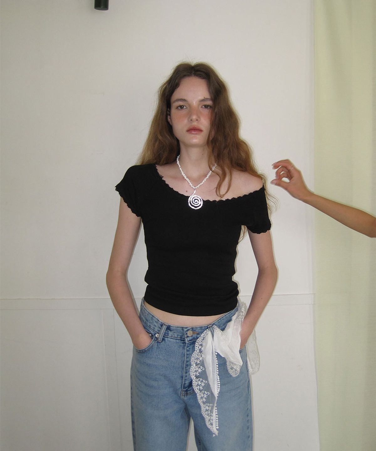 어패럴아카이브(APPAREL ARCHIVE) Tiana lace off-shoulder tee - Black