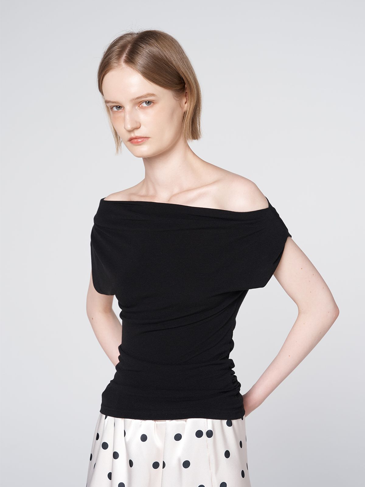 320쇼룸(320SHOWROOM) Drape Off-Shoulder Slim Fit Top Black