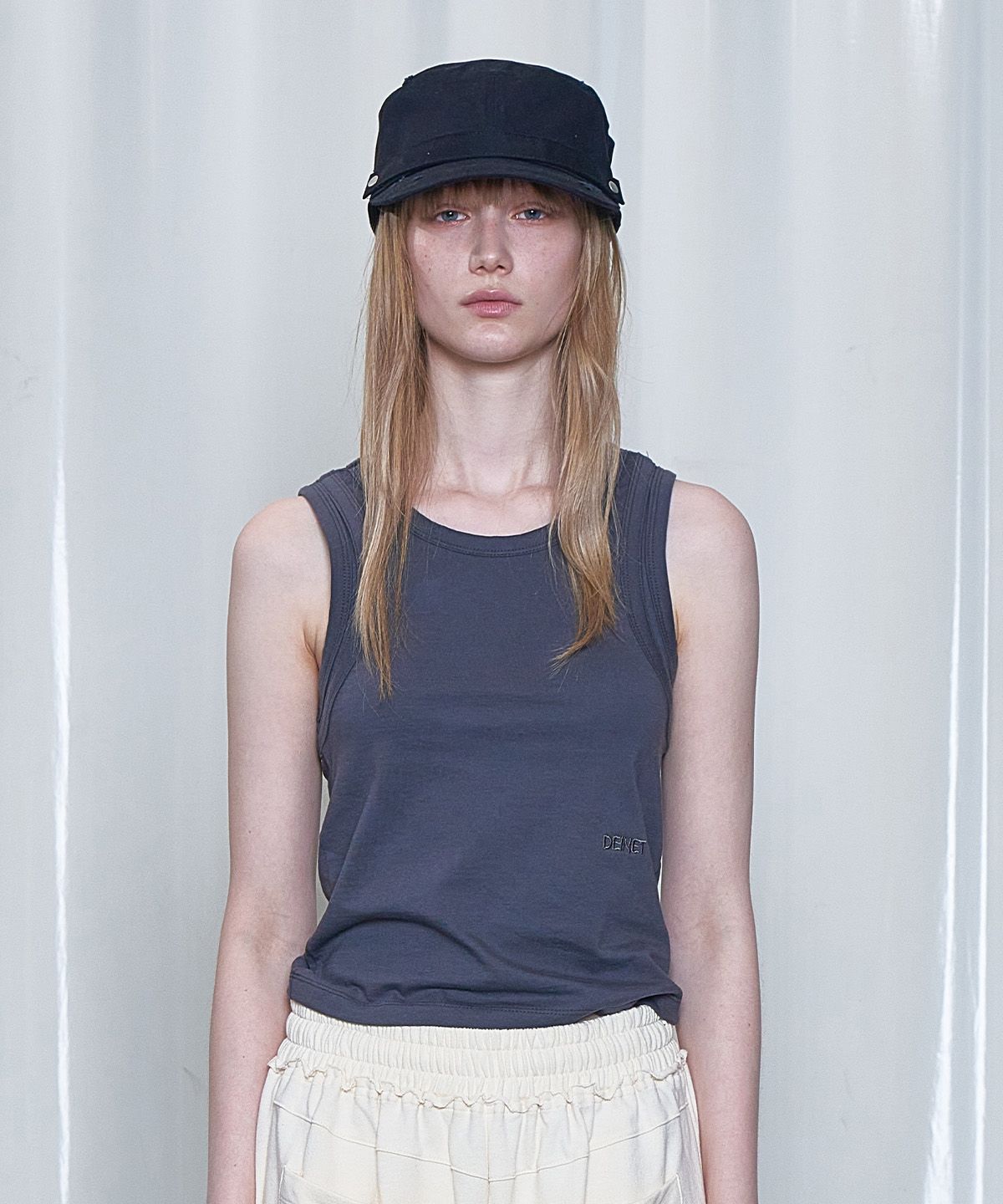 다이닛(DEINET) LAYERED SLEEVELESS IN CHARCOAL