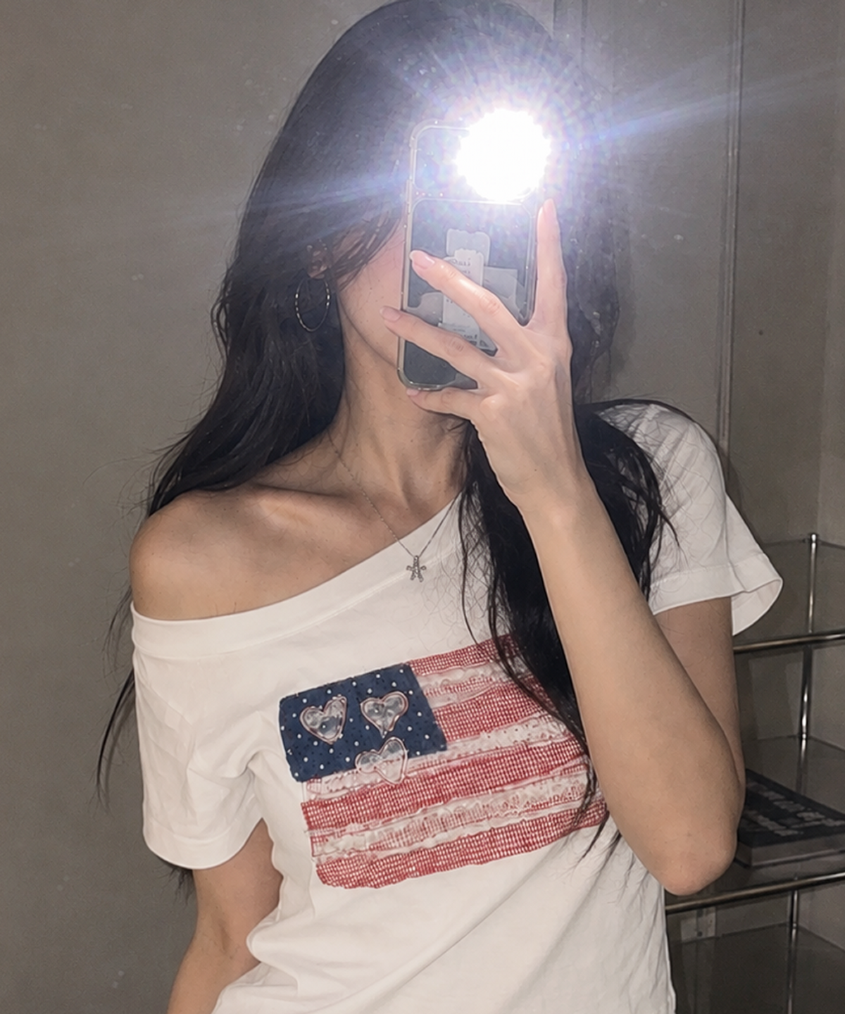 로긴 앤 로지(ROGIN N ROSIE) USA banner lace one shoulder T-shirt White