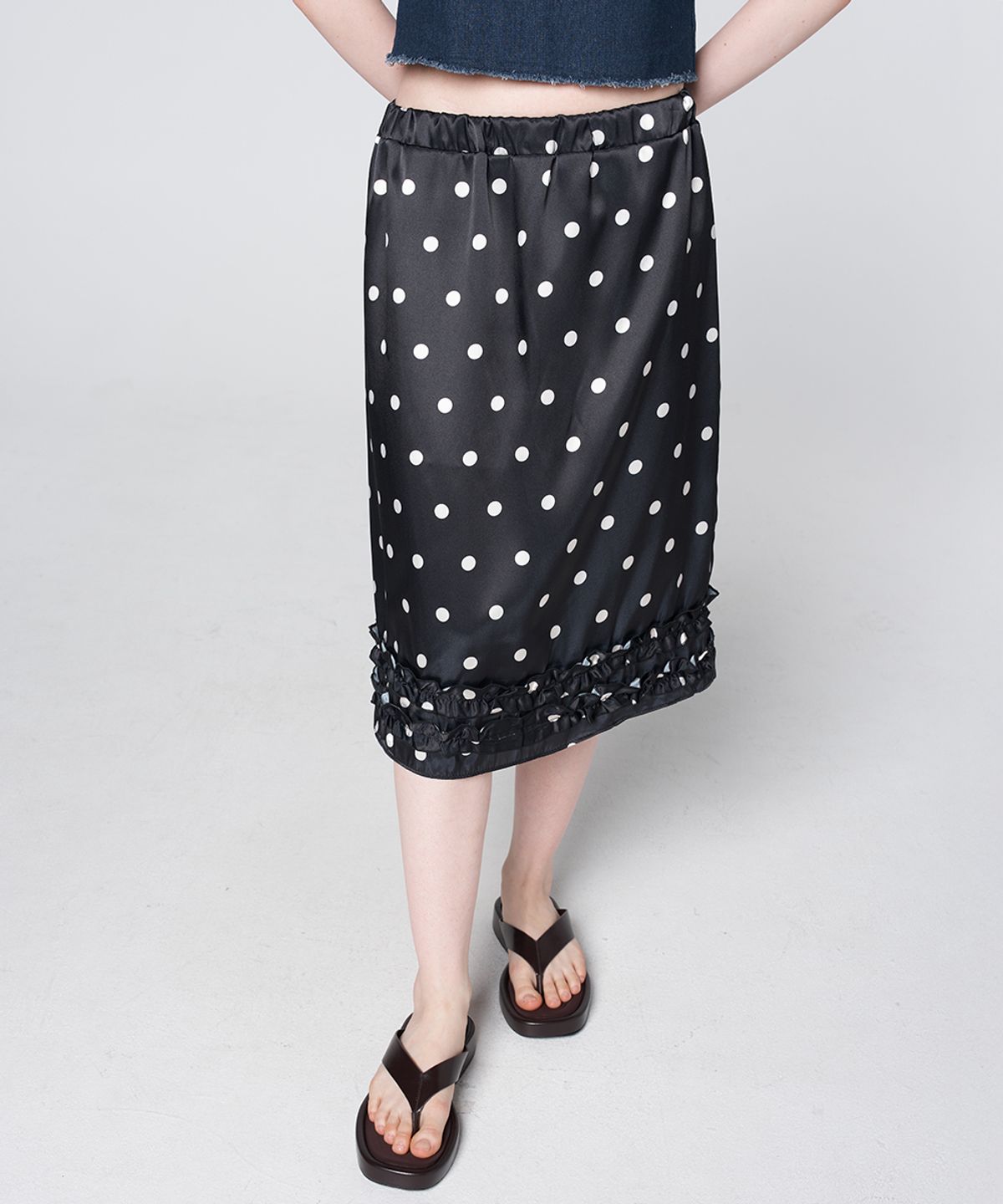 320쇼룸(320SHOWROOM) Polka Dot Satin Ruffle Elastic Waist Skirt Black