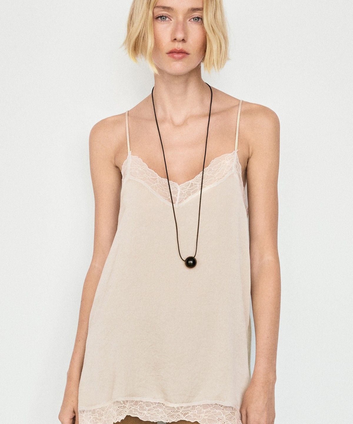 마시모두띠(MASSIMO DUTTI) 레이스 디테일 스트랩 탑