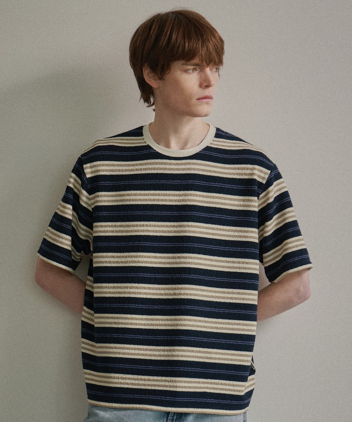 비욘드클로젯(BEYOND CLOSET) [COLLECTION LINE] 에어리 스트라이프 반팔 니트 네이비