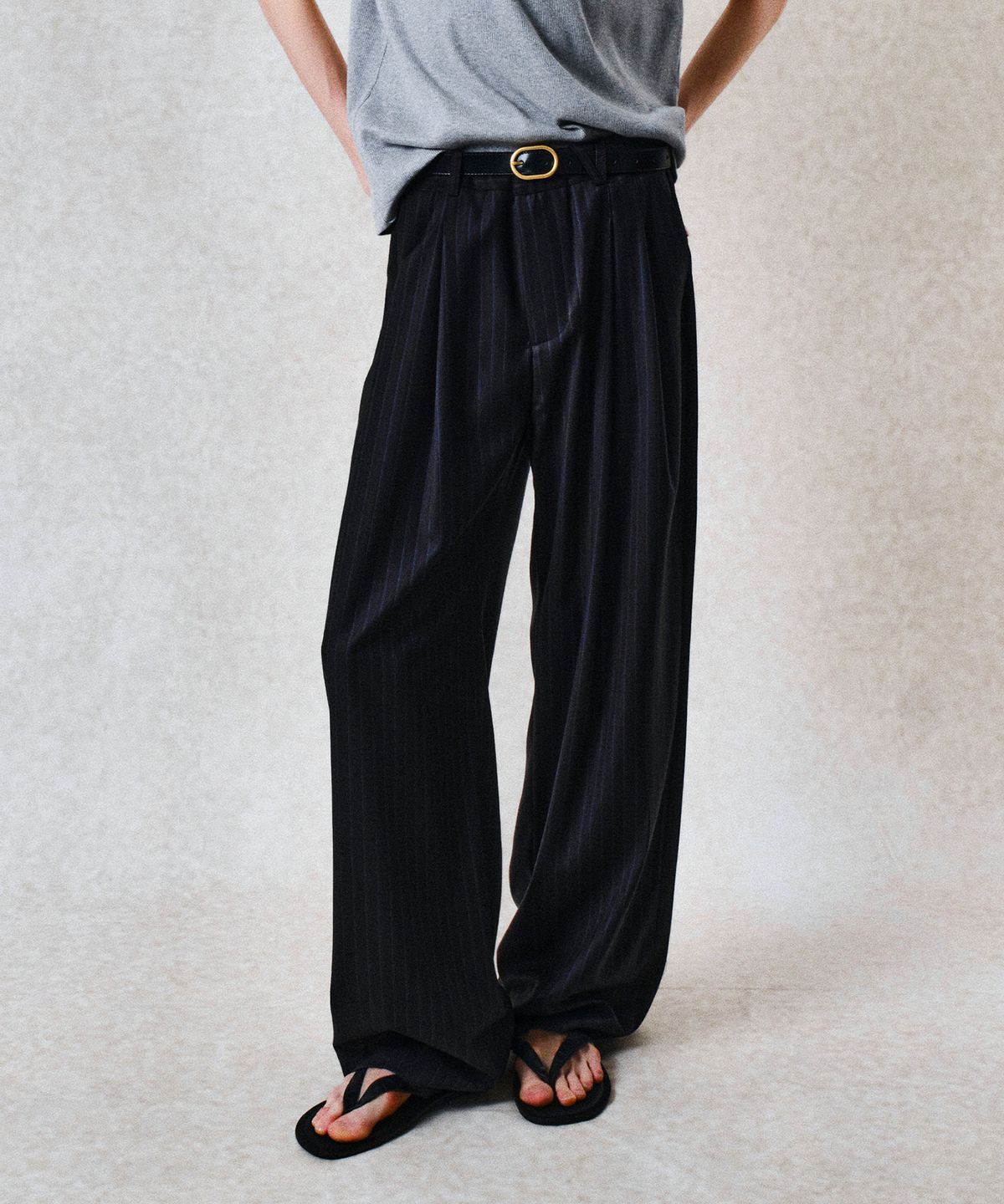 베른(VERN) DOUBLE PLEATS STRIPE TROUSERS (NAVY)