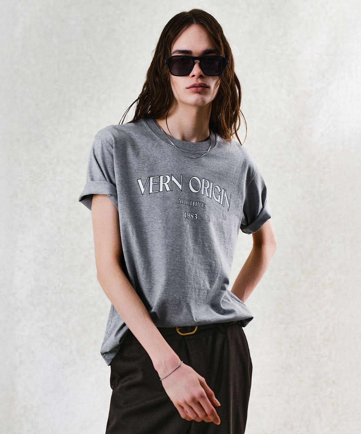 베른(VERN) VERN ORIGIN GRAPHIC COTTON T-SHIRT (GRAY)