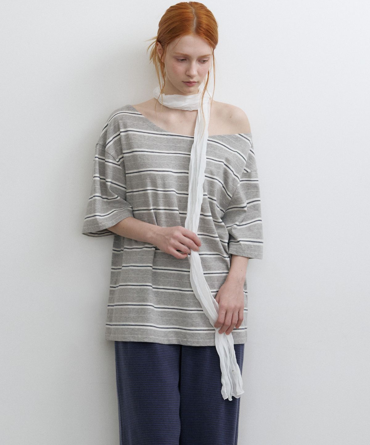노운베러(KNOWNBETTER) Off-shoulder stripe T-shirt [KNSS09TS15]_Gray