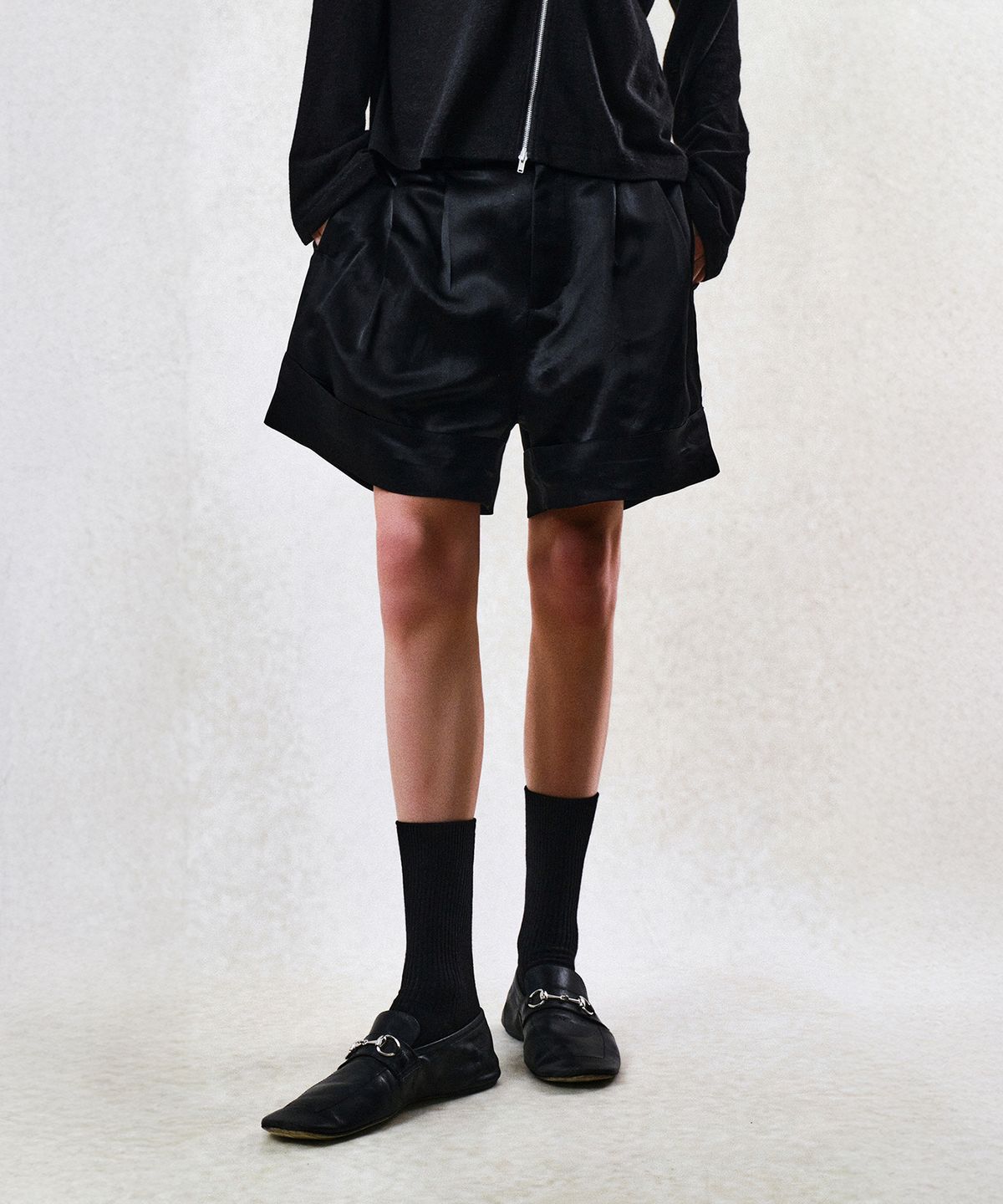 베른(VERN) DOUBLE PLEATED TURN-UP SHORTS (BLACK)