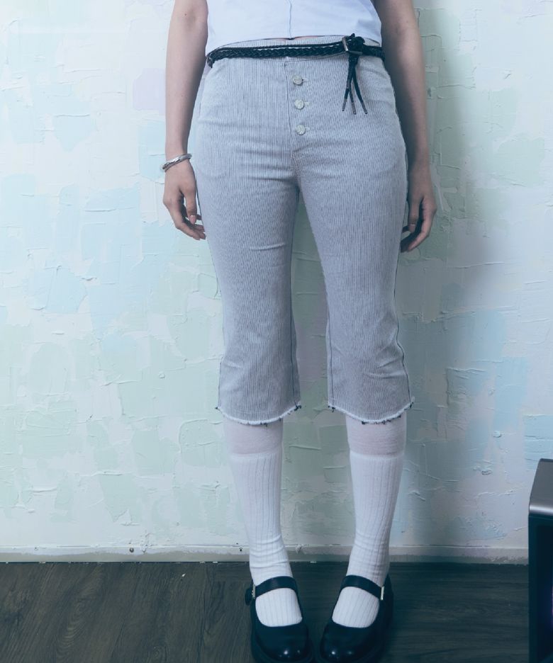 THREE-QUARTER BOOTCUT JEANS LIGHT GREY