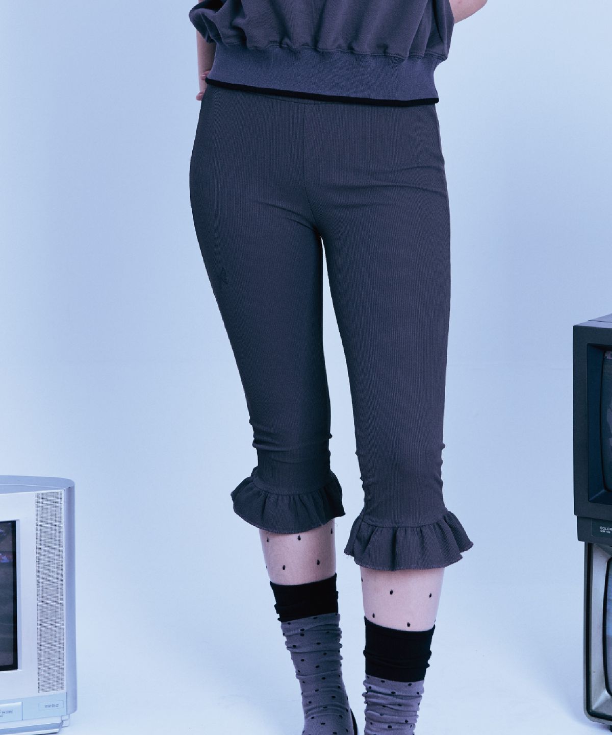 구월십일(GUWOLSIBIL) THREE-QUARTER FRILL LEGGINGS CHARCOAL