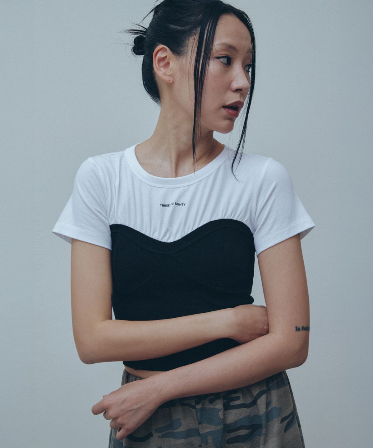 쓰리투에이티(THREE TO EIGHTY) Corset Layered T-Shirt (Black)