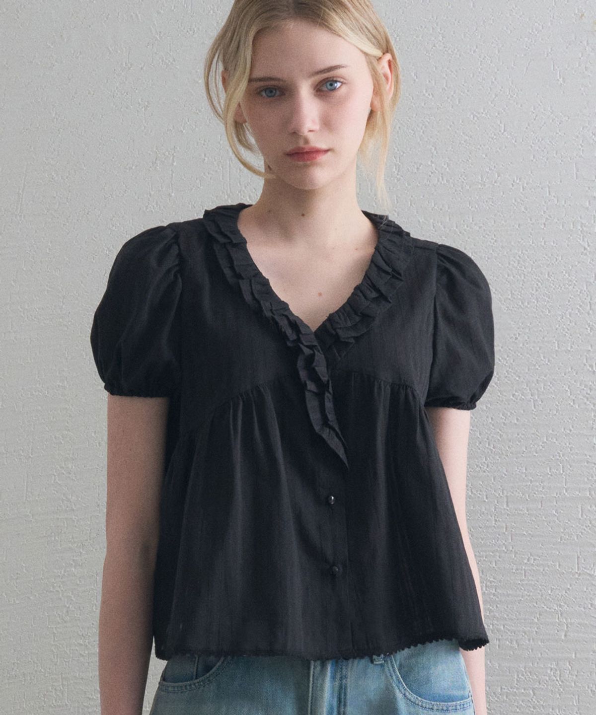 헤인트(HAINT) AIRY RUFFLE V NECK BLOUSE 2COL_BLACK