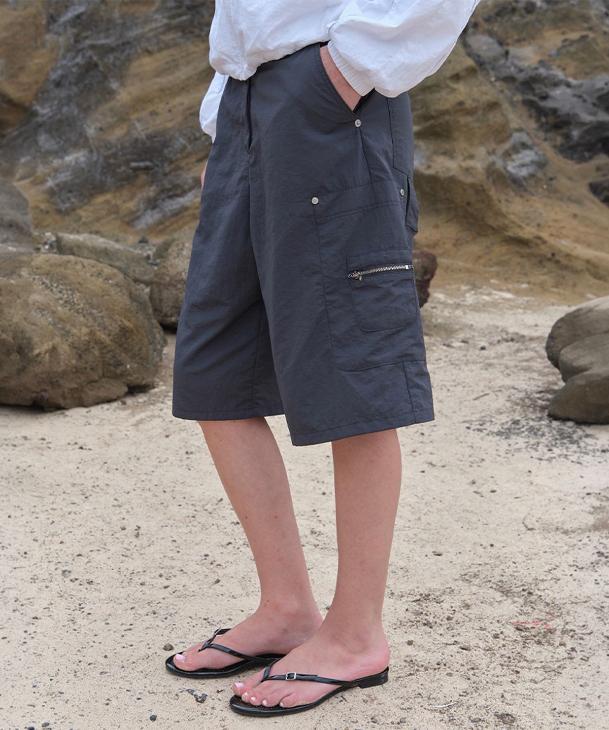 썸웨어버터(SOMEWHEREBUTTER) Zest Bermuda Pants - Charcoal