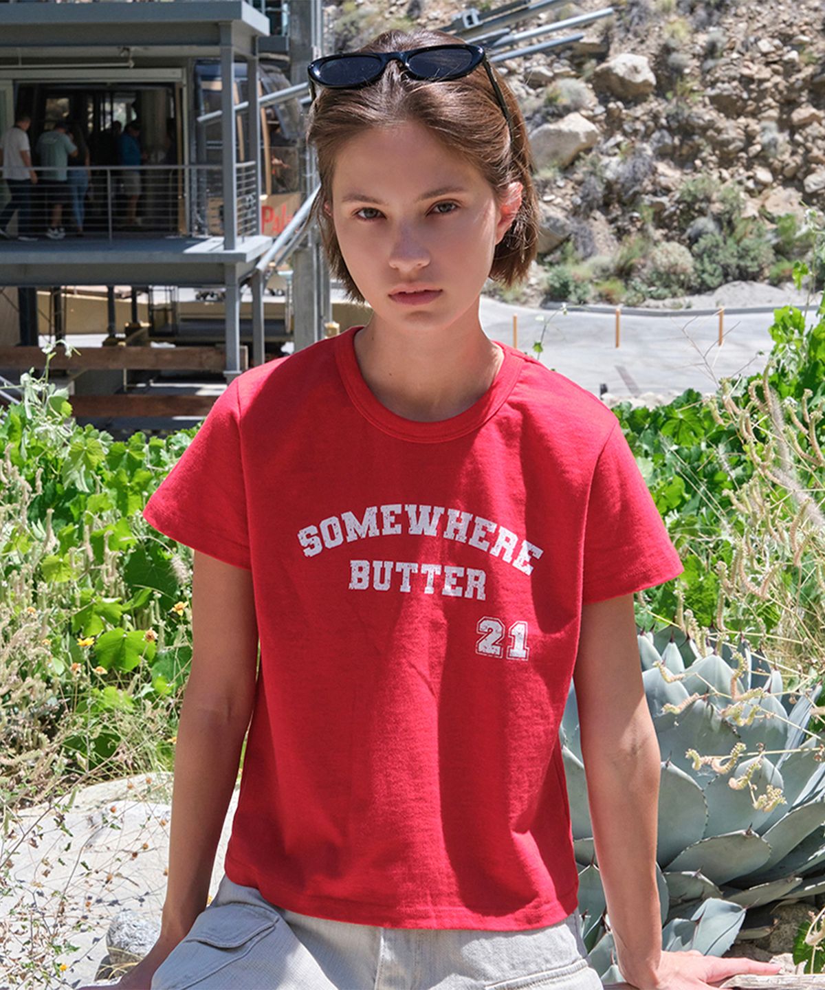 썸웨어버터(SOMEWHEREBUTTER) 21 Square Logo Top - Red