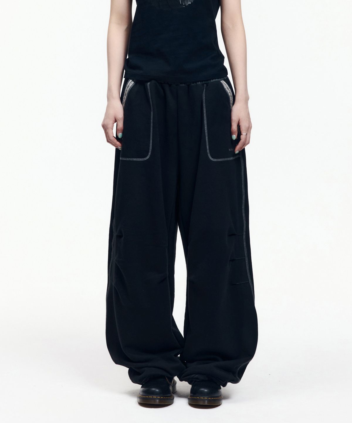 아캄(AAKAM) Knee Pin-Tuck Ethnic Sweatpants (Black)