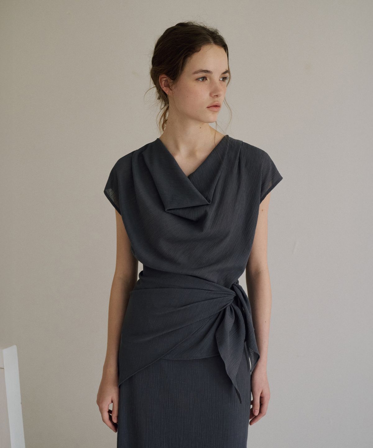 라메레이(LAMEREI) Pleats Drape Cap Sleeve Blouse[LMBFSUSH328]-Charcoal