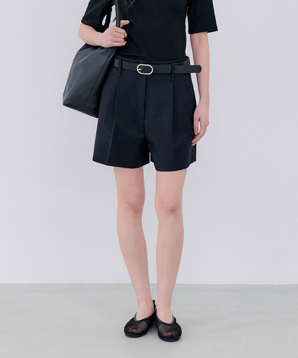 노티아(NOTIA) ONE TUCK HALF PANTS - BLACK