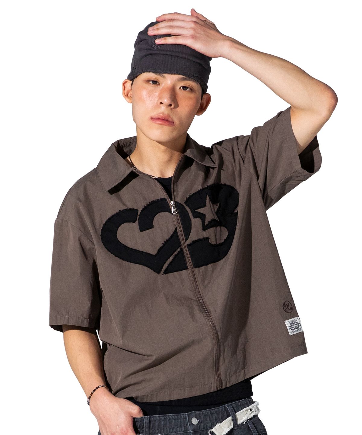 엑스톤즈(XTONZ) XTS044 러버 아플리케 크롭 셔츠 (BROWN)