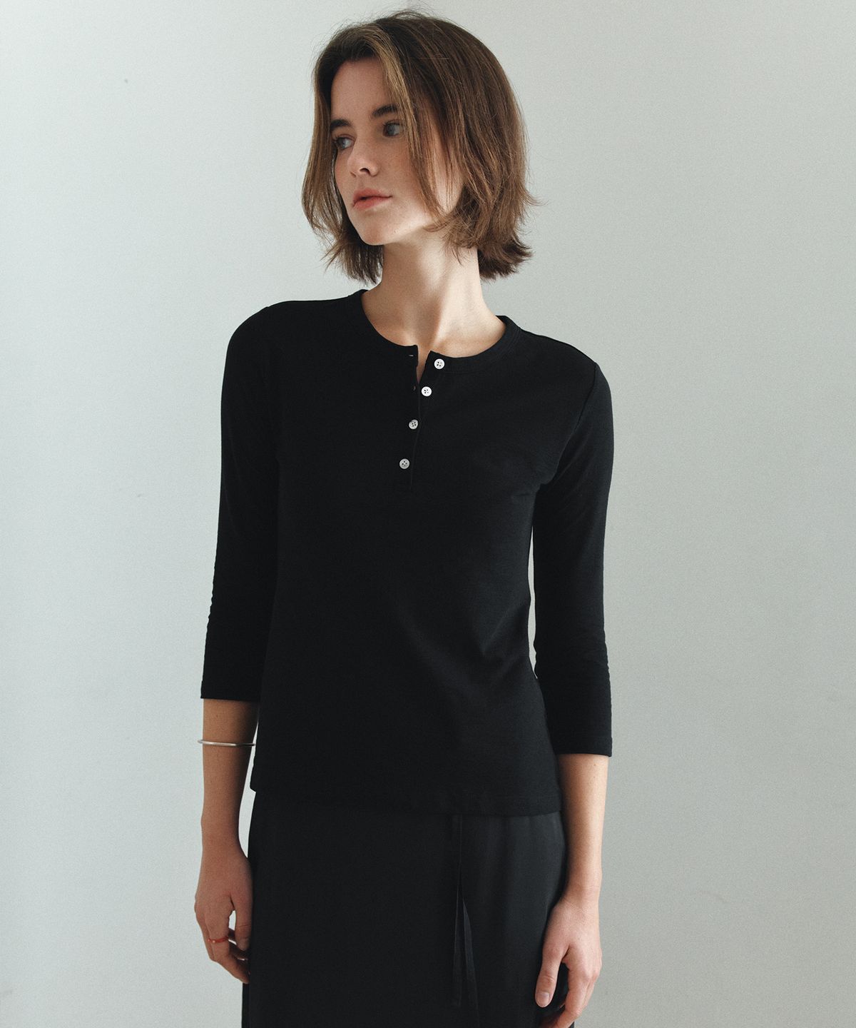 반원 아틀리에(VANONE ATELIER) A3589 에센셜 헨리넥 티셔츠_Black