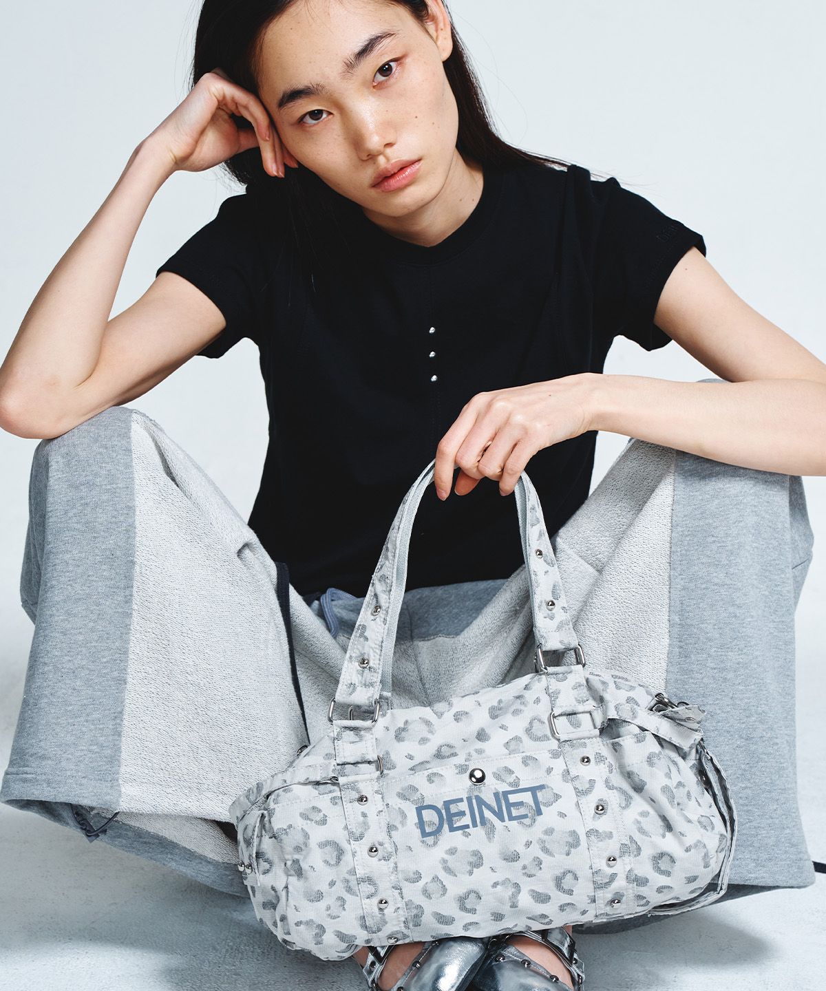 다이닛(DEINET) LOGO DUFFLE MINI BAG IN LEOPARD GREY