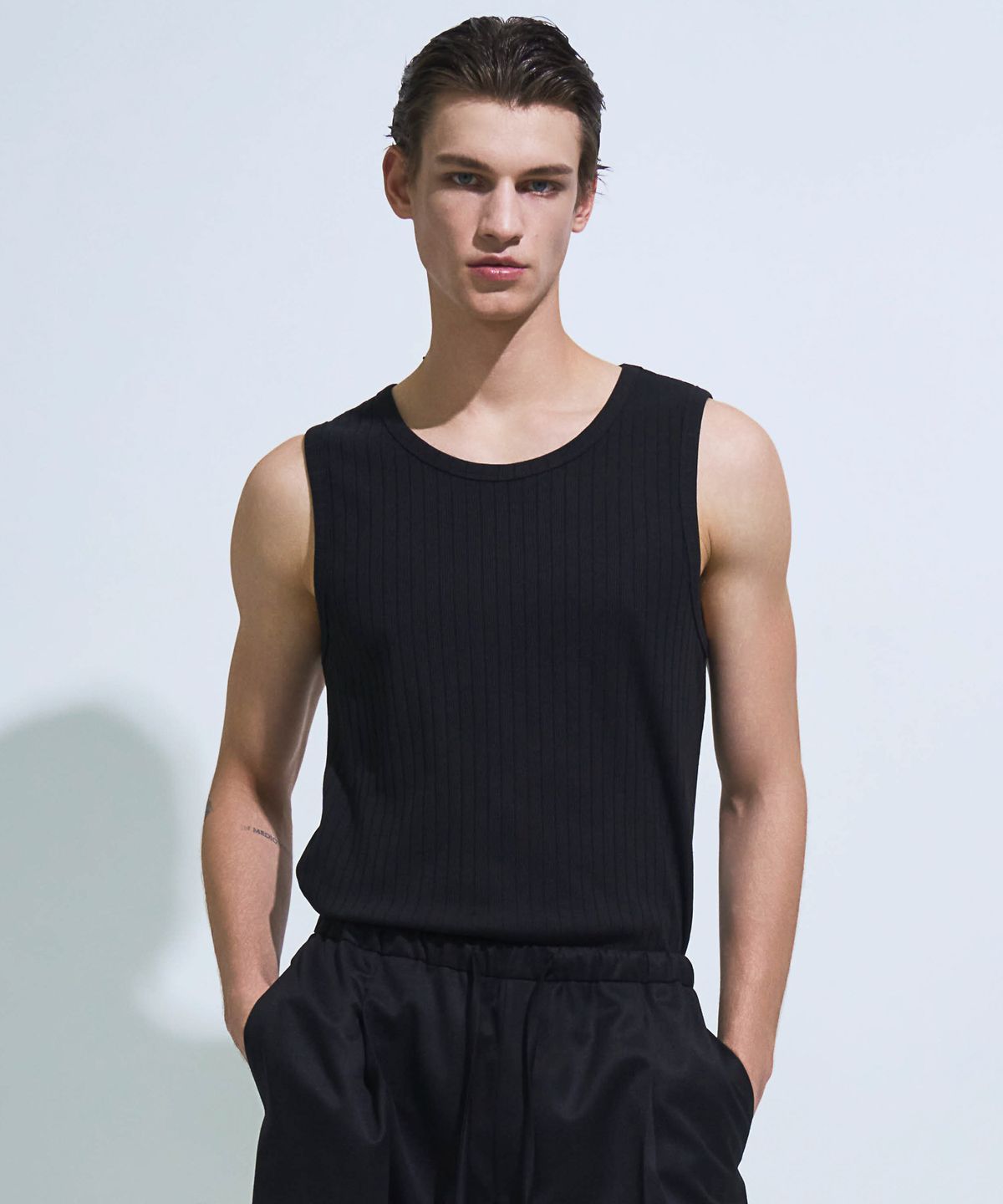 페크(PEQ) RIBBED SLEEVELESS TOP (BLACK)
